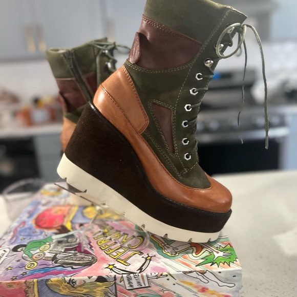 Boot - Picture 2 of 3